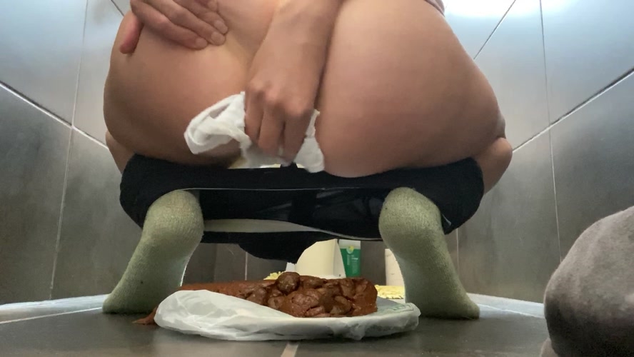 Too big shit for the Plate. Pantycleaning and VeganLinda  2020 [UltraHD/4K 3840x2160] [354 MB]