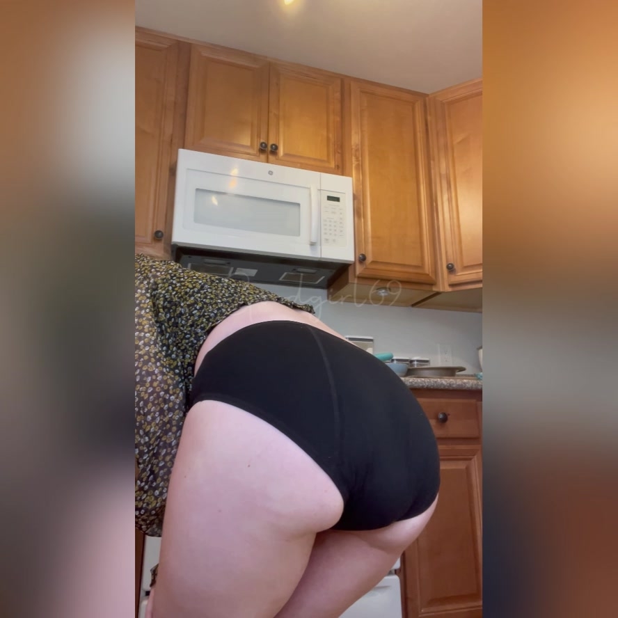 Desperate Kitchen Panty Poop (First Vid!) and Sophia_Sprinkle 2020 [FullHD 1080x1080] [1.12 GB]