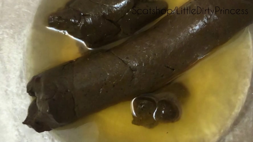 Long thick poop served in a bowl of pee for you and DirtyPrincess  2020 [FullHD 1920x1080] [609 MB]