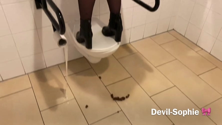 Fastfood piglets really messed up the fastfood toilet shit and Devil Sophie 2022 [UltraHD/4K 3840x2160] [690 MB]