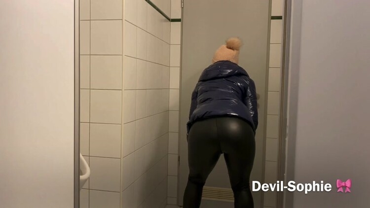 Caught with the office toilet door open - come and shit on my latex pants and Devil Sophie 2022 [UltraHD/4K 3840x2160] [422 MB]