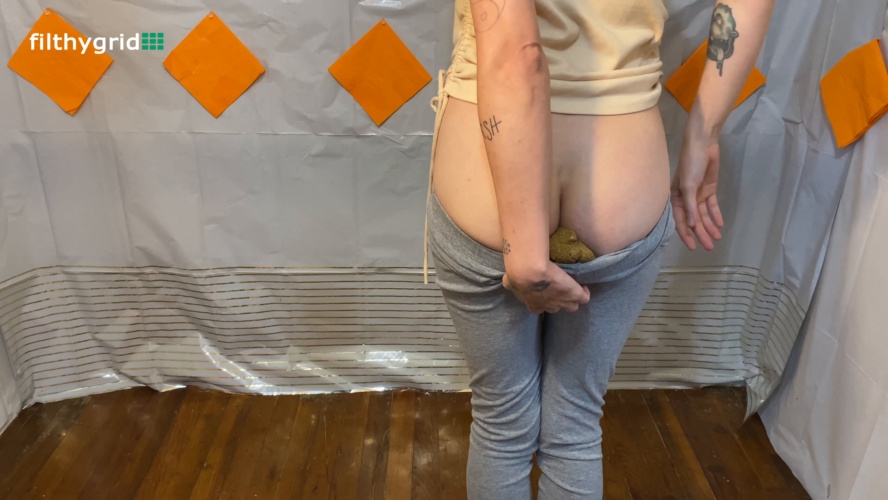 Kazer Shits in Her Grey Leggings 2025 [UltraHD/4K ] [709 MB]