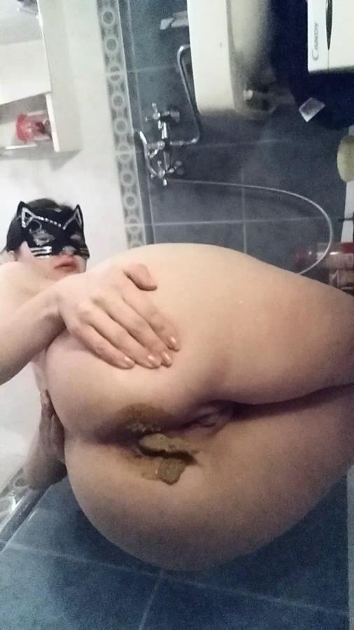 Sitting and total smearing in bathroom and nastygirl 2025 [SD ] [1.17 GB]